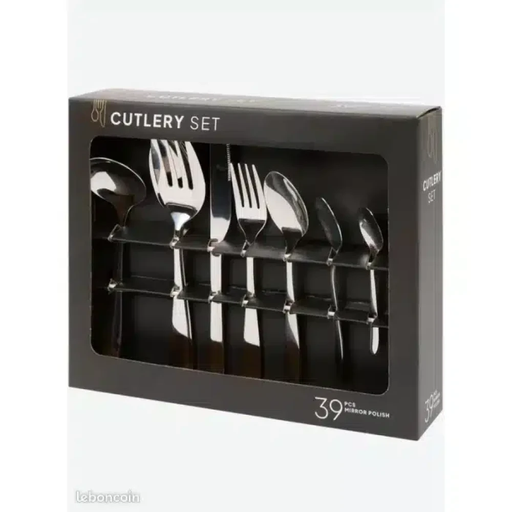 39-PIECE CUTLERY SET